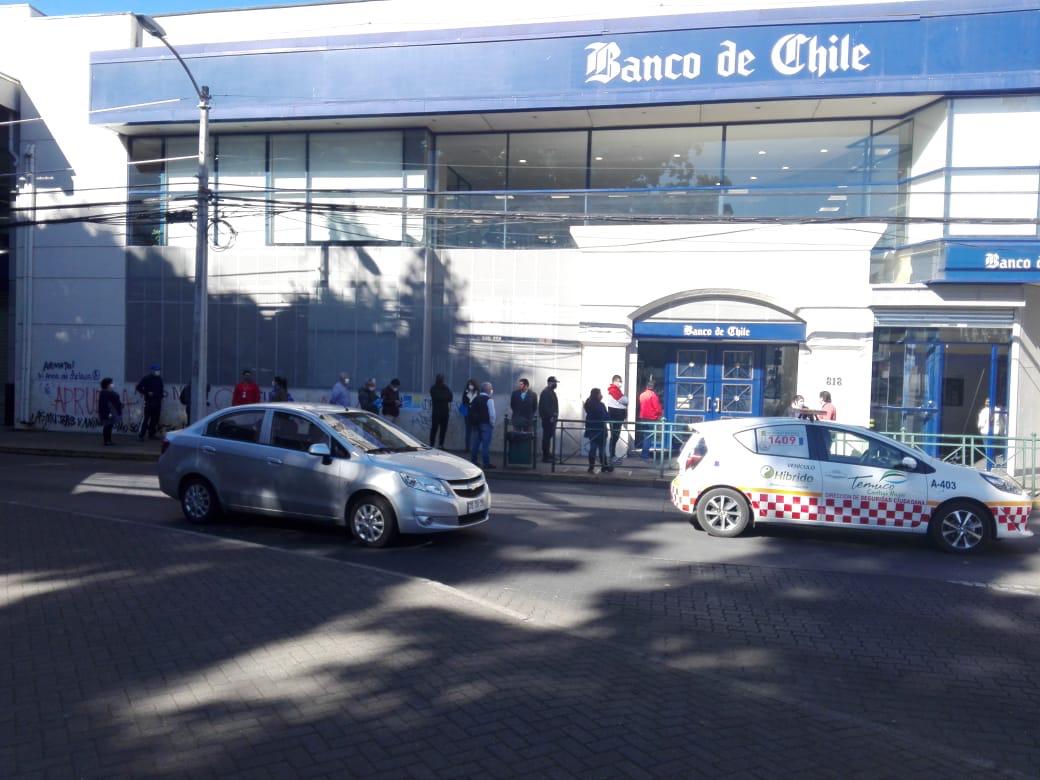 Tránsito peatonal y vehícular en Temuco. 