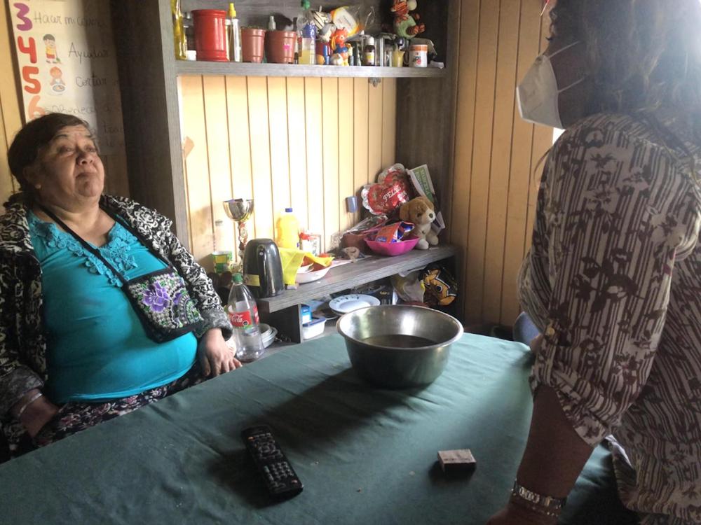Entrega de almuerzos a adultos mayores. 
