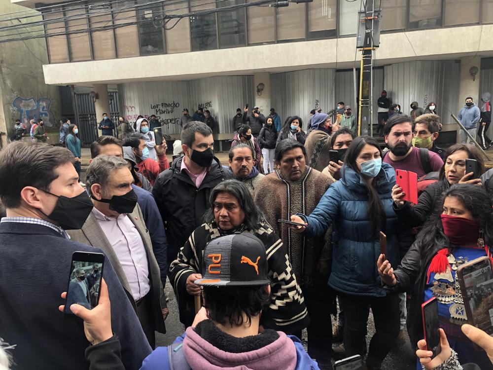 Encuentro entre comuneros mapuche e Intendente. Encuentro entre comuneros mapuche e Intendente.