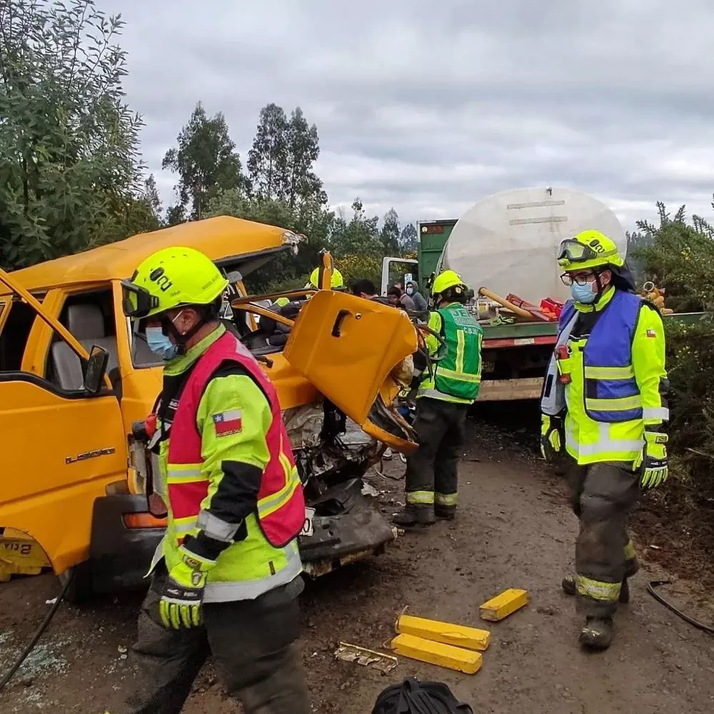 Violenta colisión frontal en Nueva Imperial deja 12 niños lesionados