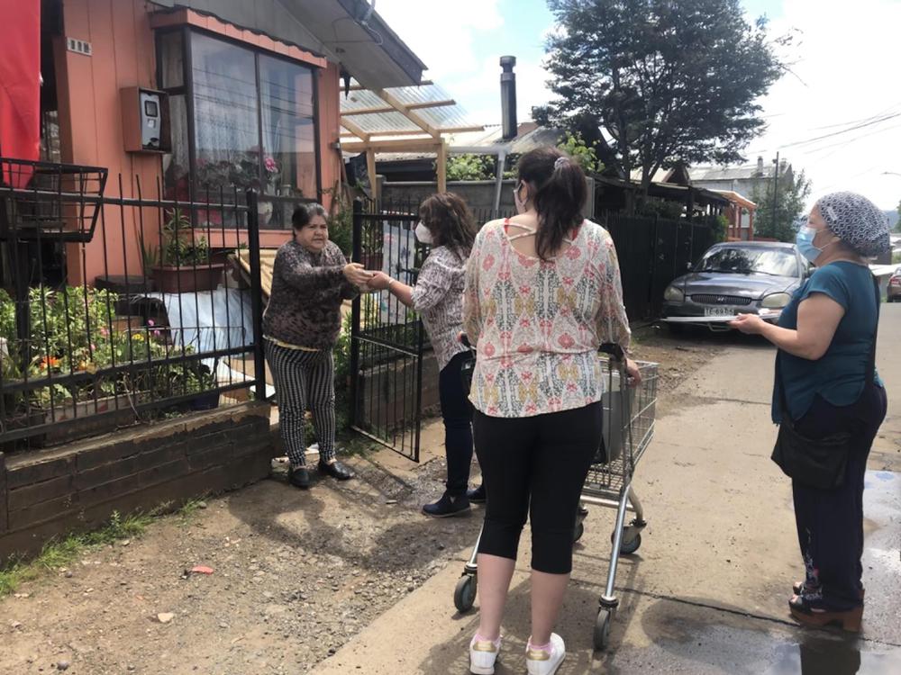 Entrega de almuerzos a adultos mayores.
