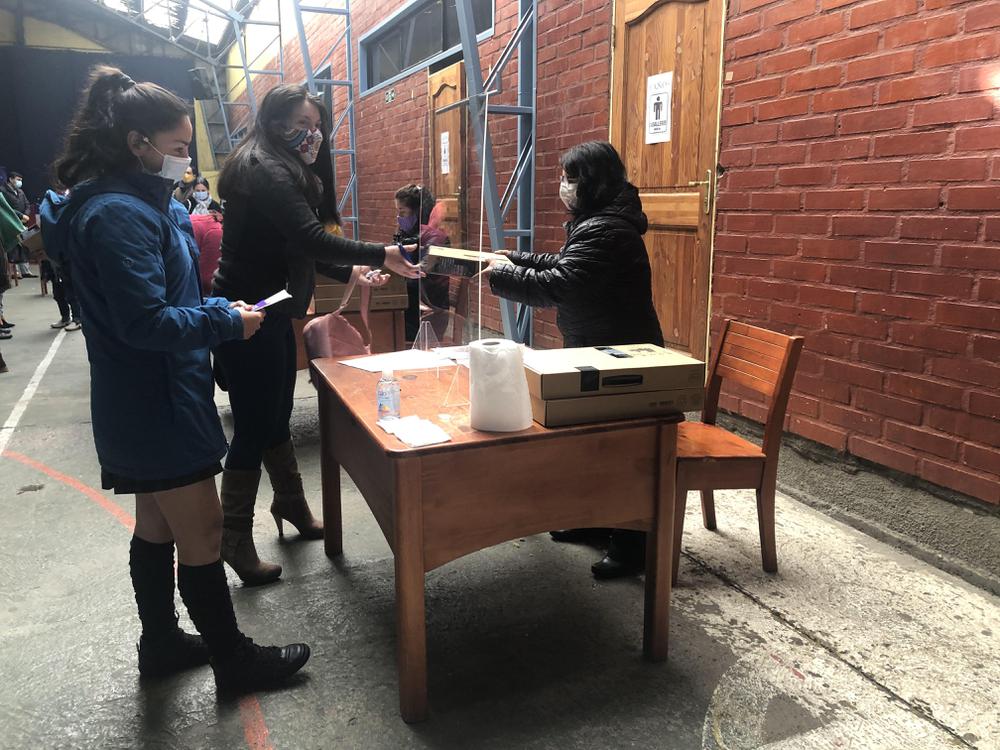 Niños que recibieron computadores. 