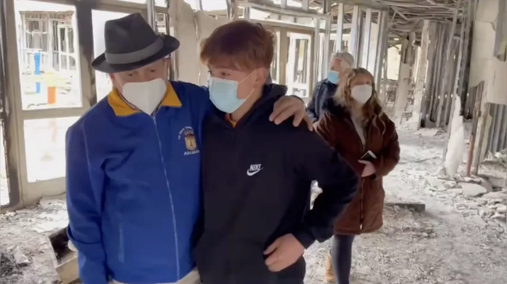 Alcalde Gaston Mella en Escuela quemada de San Ramon