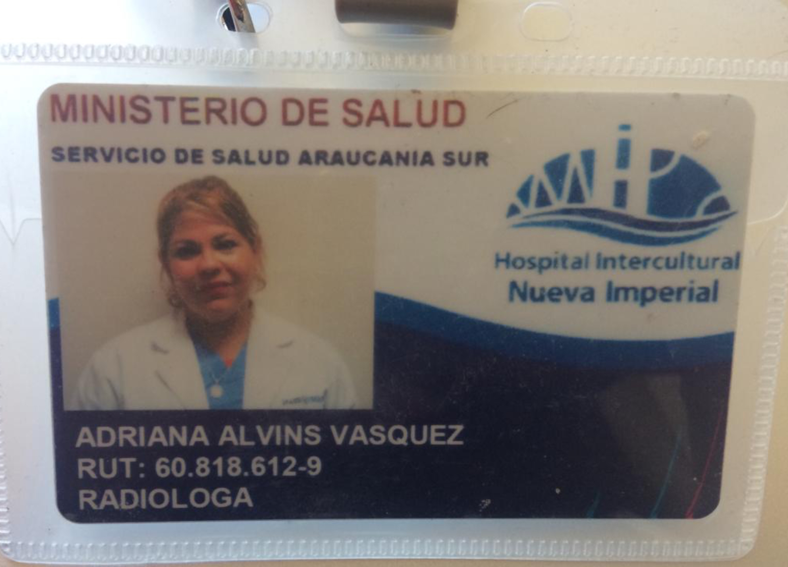 Credencial doctora Adriana Alvins del hospital de Nueva Imperial