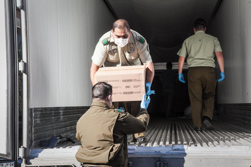 kits de emergencia con productos de higiene y alimentos. 