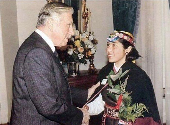 Fotografia joven con vestimenta mapuche