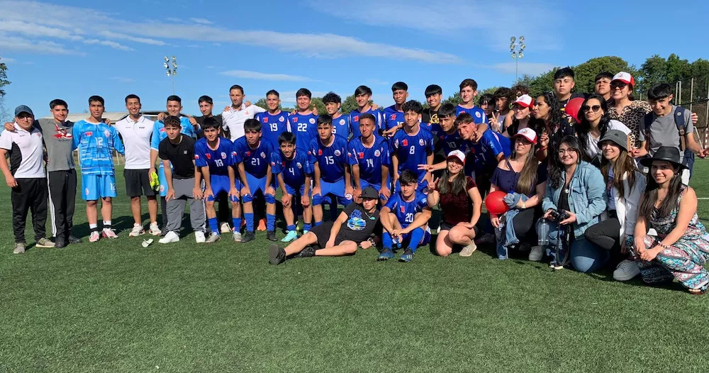 Alumnos con sus profesoras en la final Copa Camiliana