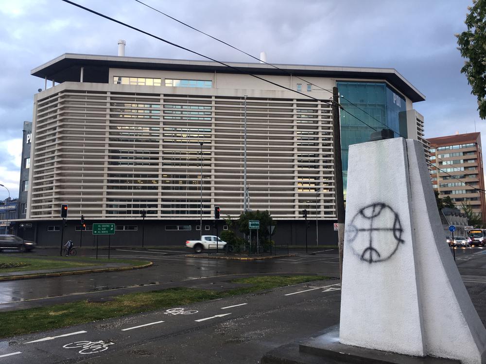 Busto Pedro de Valdivia frente a la PDI 
