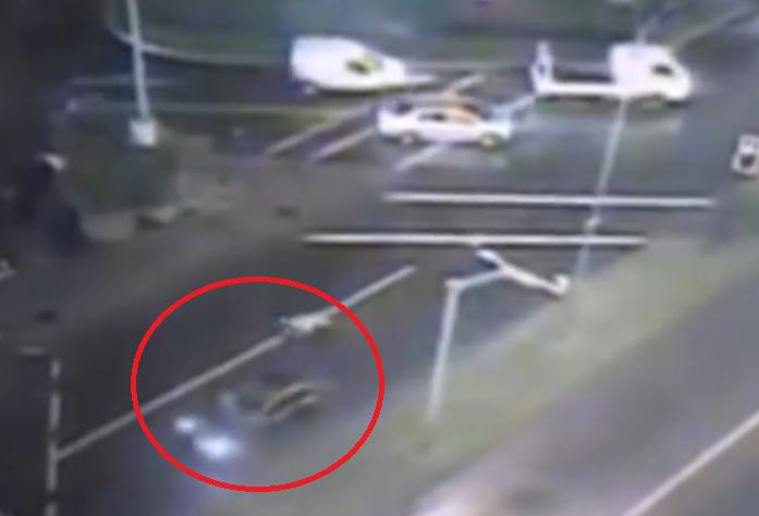 Momento en el que atropellan a funcionaria. 