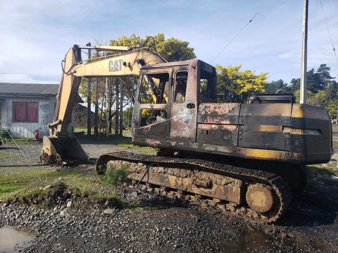 Excavadora incendiada Maquehue