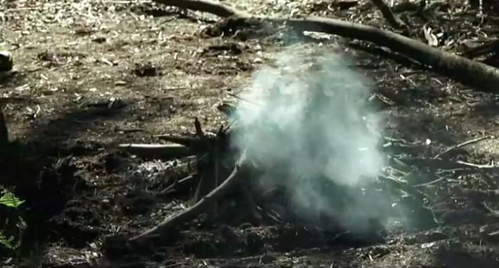 Restos humeantes de fogata en lugar del secuestro