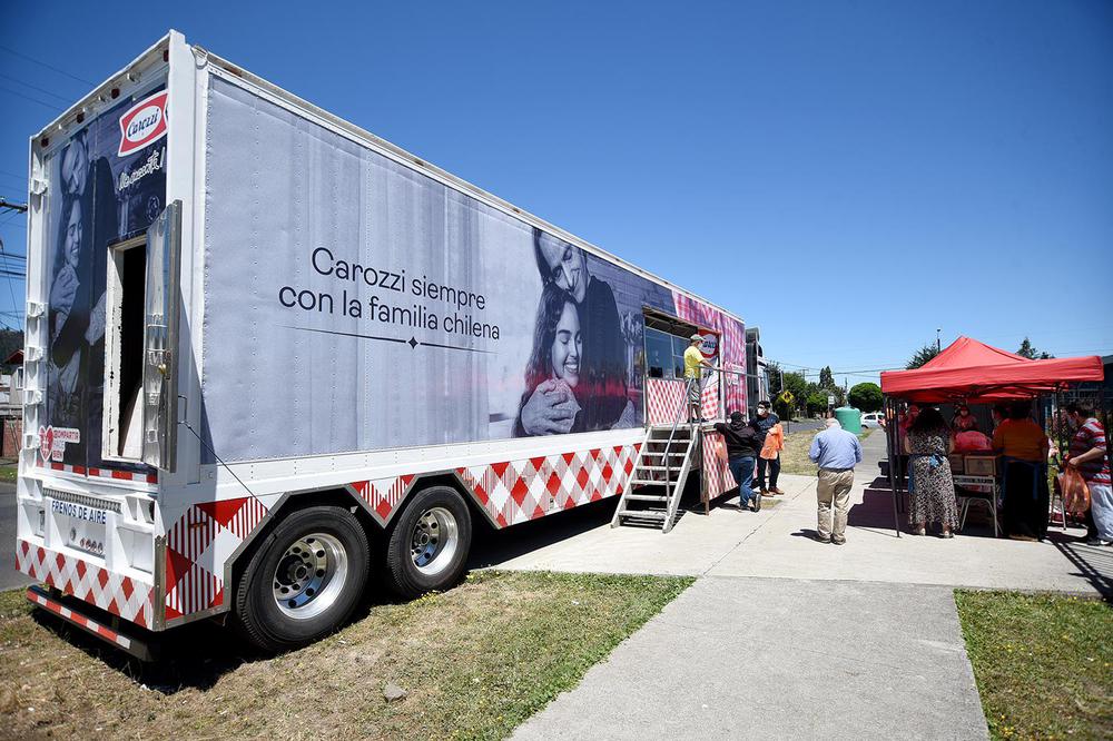 Entrega de almuerzos solidarios.