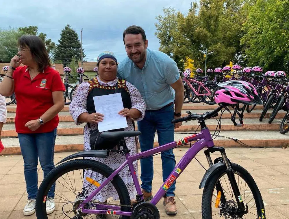 Gobernador entrega bicis en Ercilla