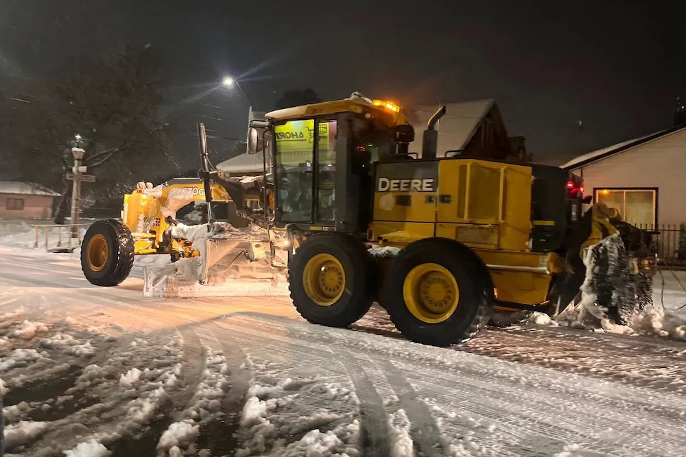 Trabajo nocturno de maquinaria municipal en Lonquimay