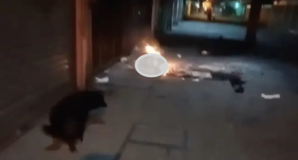 Persona quemandose en la via publica