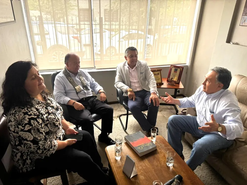 Agrupacion Mapuches por la Paz junto al jefe del comando de Jose Antonio Kast