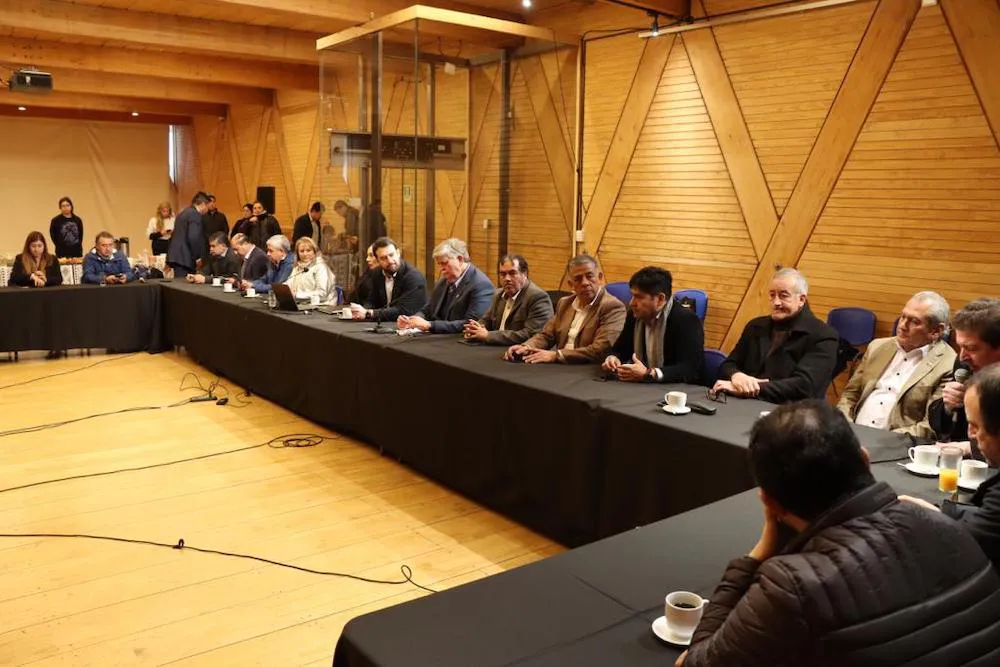 Alcaldes apoyan al gobernador regional