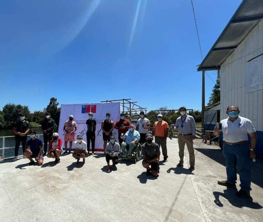 Autoridades regionales con canoístas.