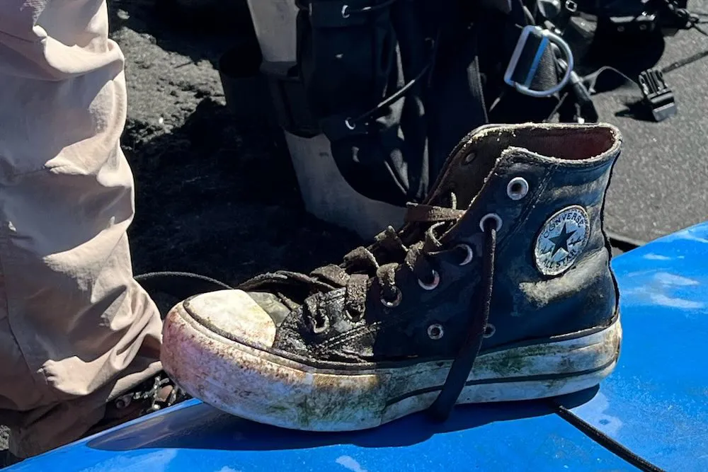 Zapatilla de Victoria Palma encontrada cerca de la Playa Grande de Pucon