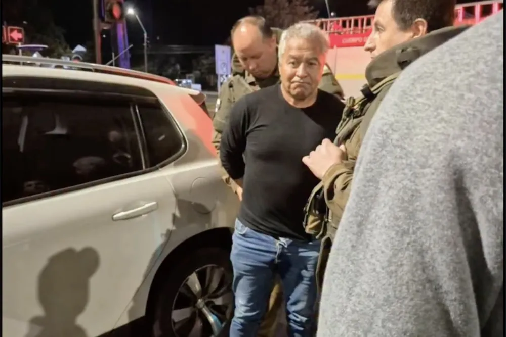 Conductor que se paso luz roja en Temuco deja motociclista gravemente herido