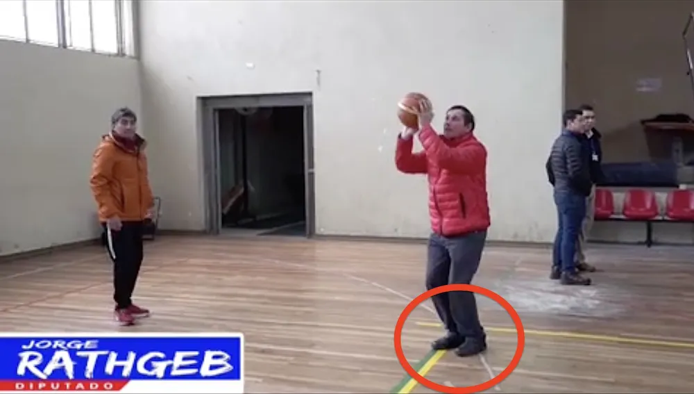 Diputado entra con zapatos a cancha de gimnasio