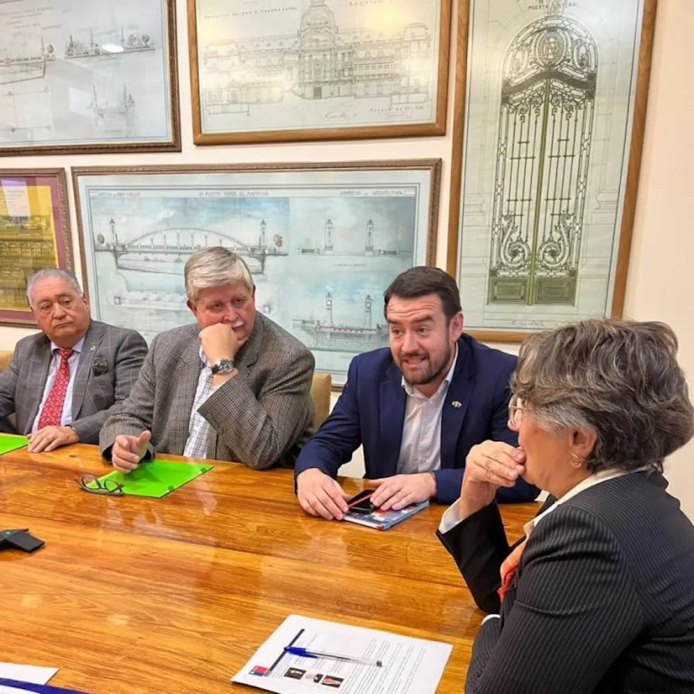 Alcaldes de Villarrica y Pucon con gobernador regional