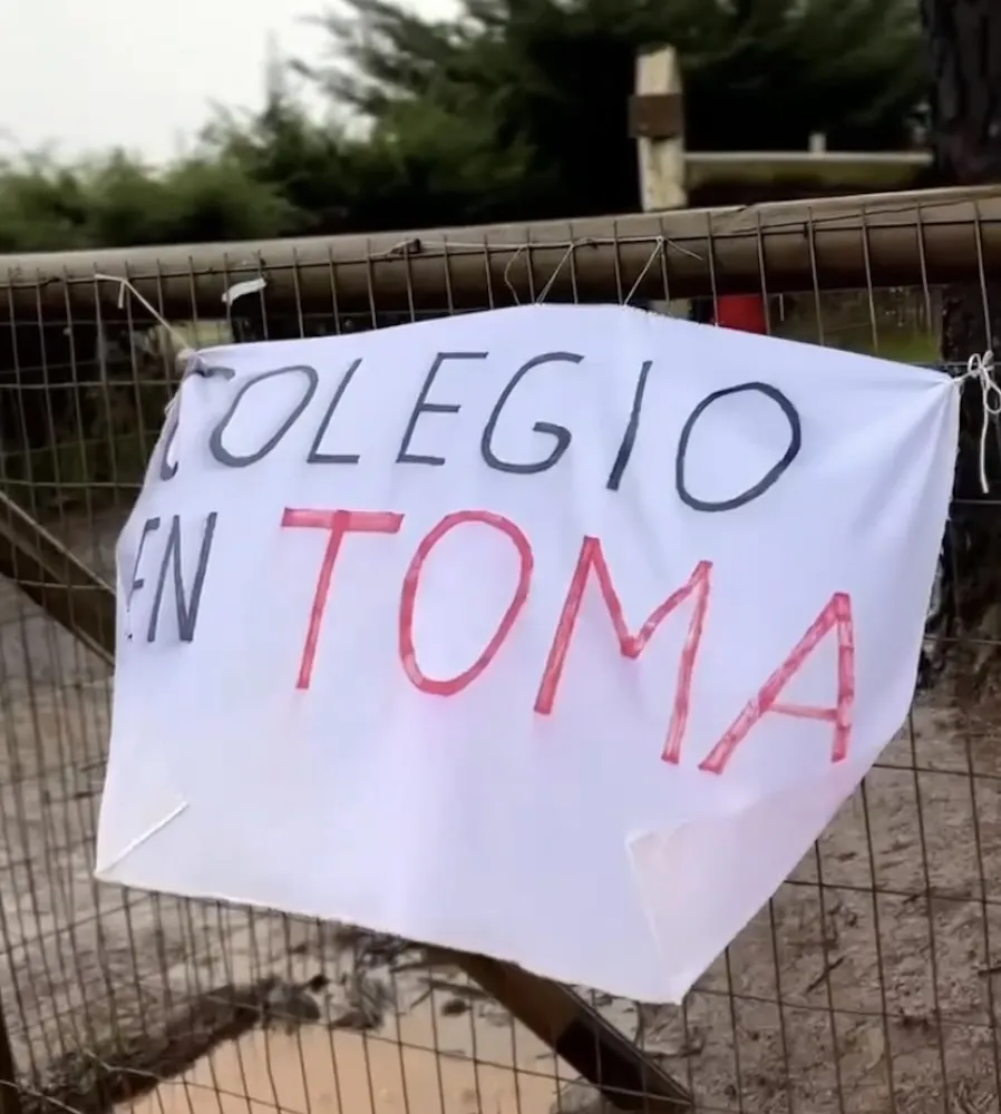 Escuela Mollulco en toma