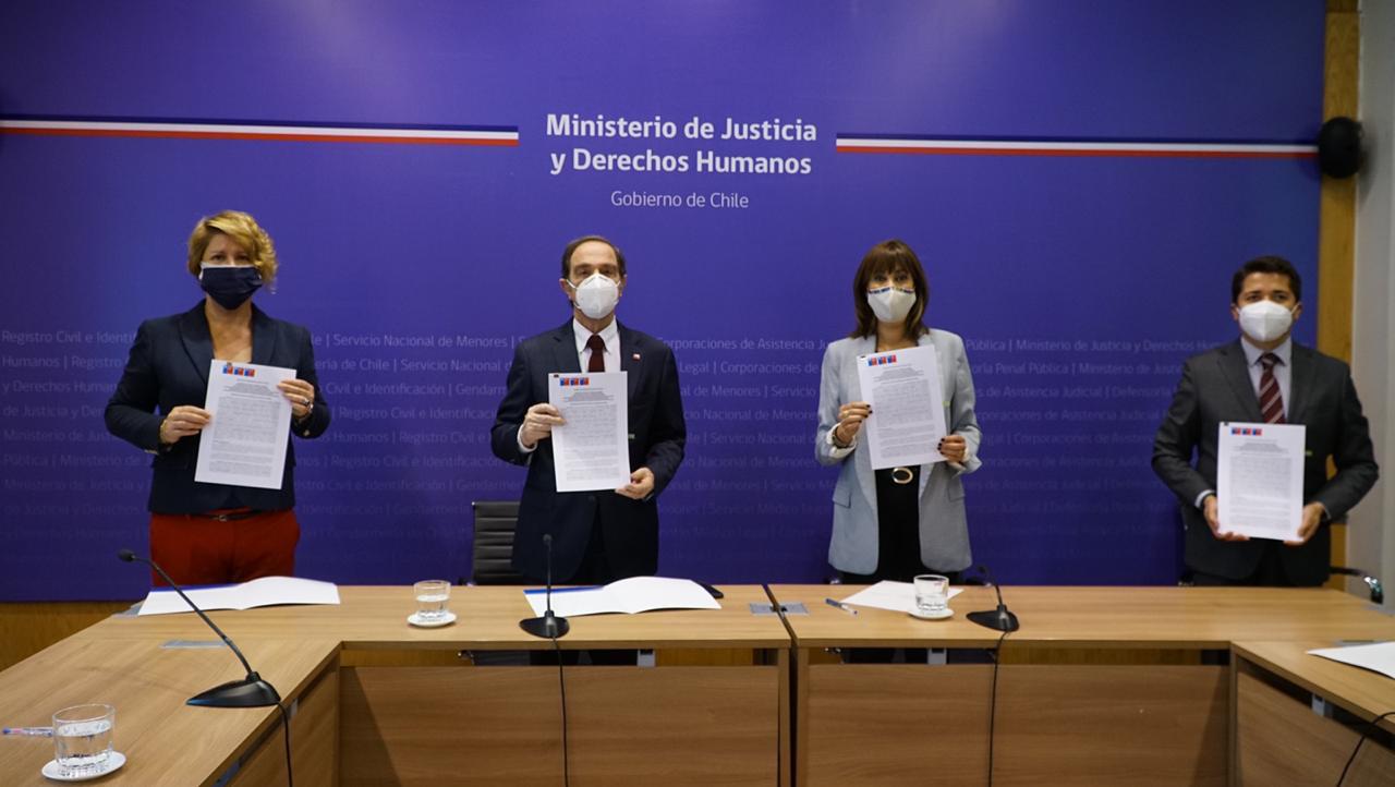 Firma de convenio para asesoría jurídica a mujeres.