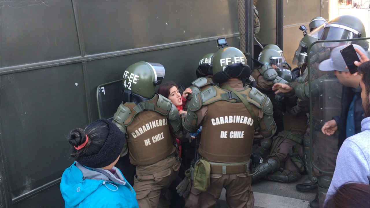 Mujer detenida Expo Feria Trawun