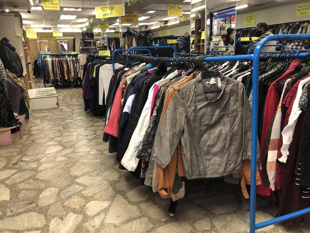 Todavía tiendas ropa usada sanitizan sus productos adaptarse a la pandemia