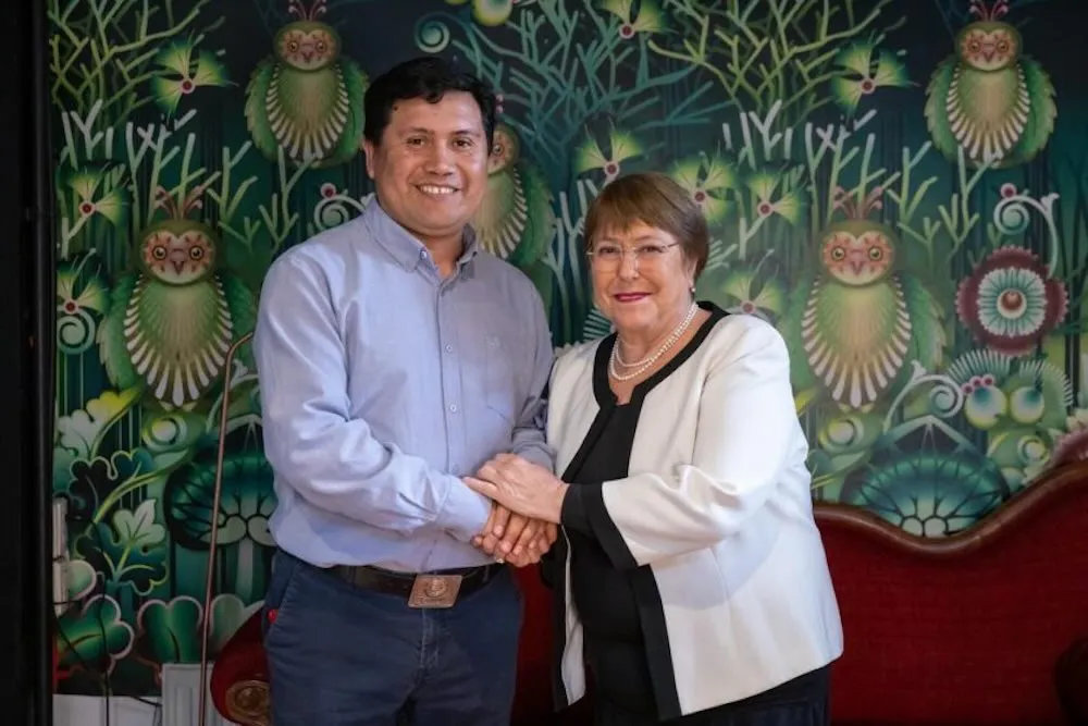 Luis Penchuleo con exPresidenta Michele Bachelet