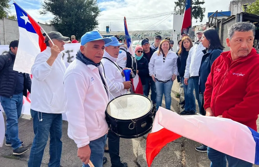 Directora del Trabajo, Carolina Ojeda en diálogo con trabajadores en huelga 