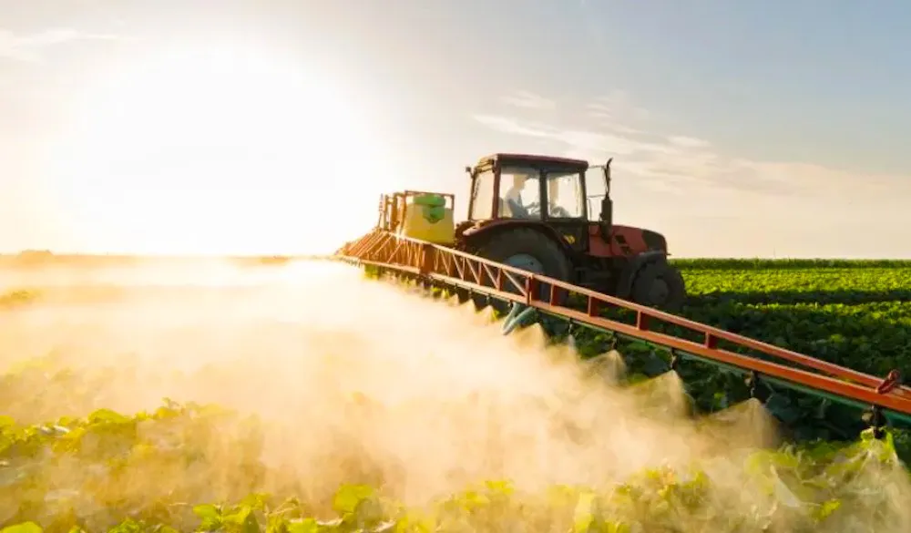 Agricultor fumigando