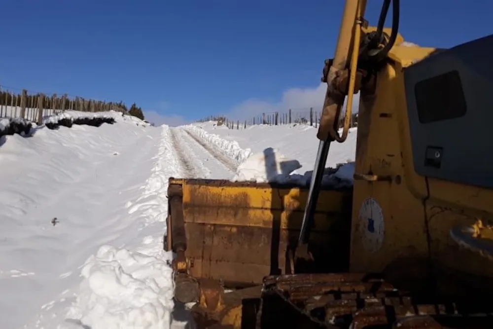 Despeje de nieve en la cordillera de La Araucania