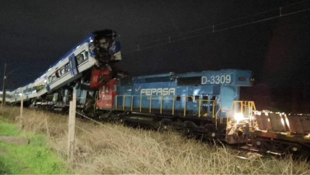 Tren de pasajeros choca convoy de carga