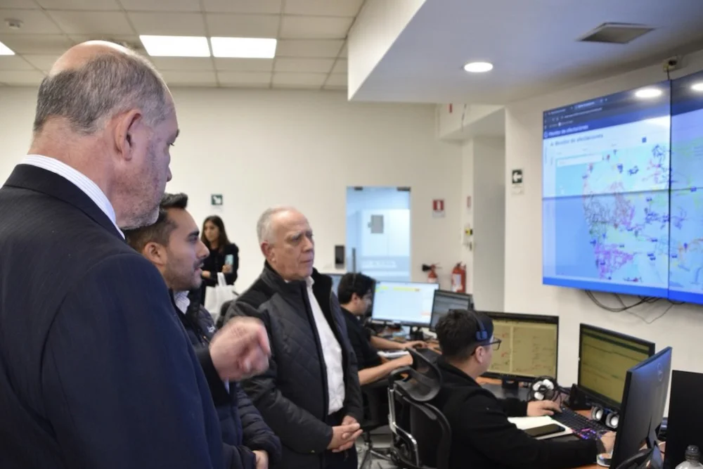 Delegado presidencial en oficinas de FRONTEL