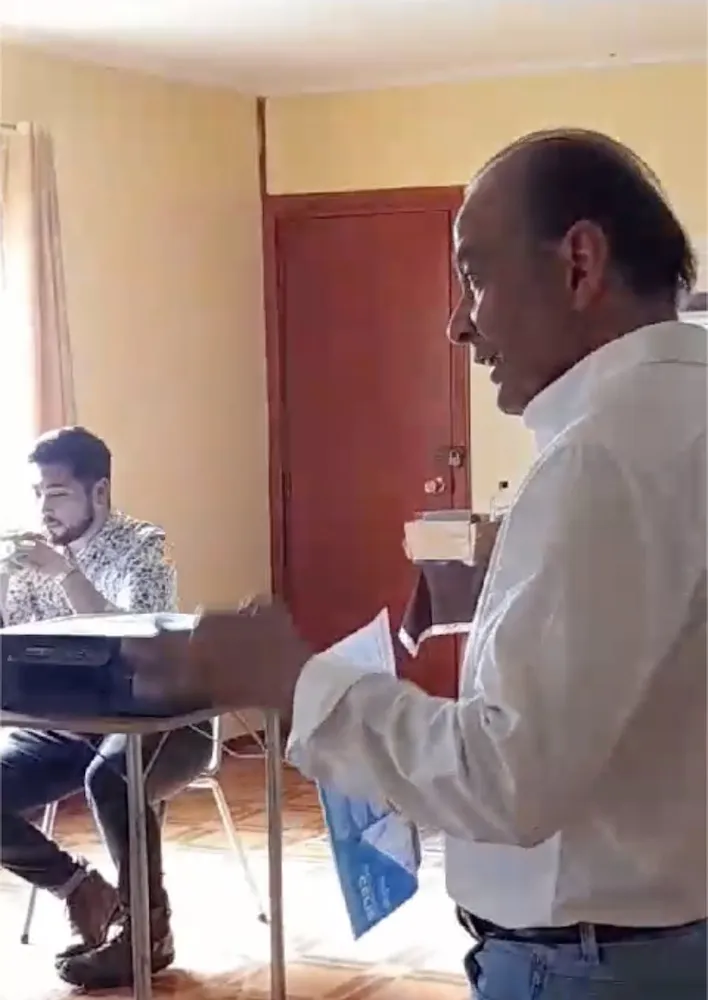 Diputado Celis aplicando examen