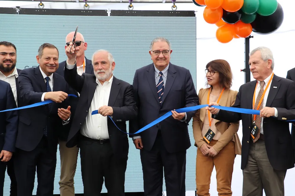 Senador Huenchumilla inauguración de fábrica industrializada de viviendas