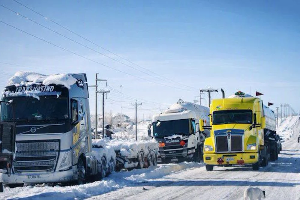 Camiones inician transito hacia el paso Pino Hachado