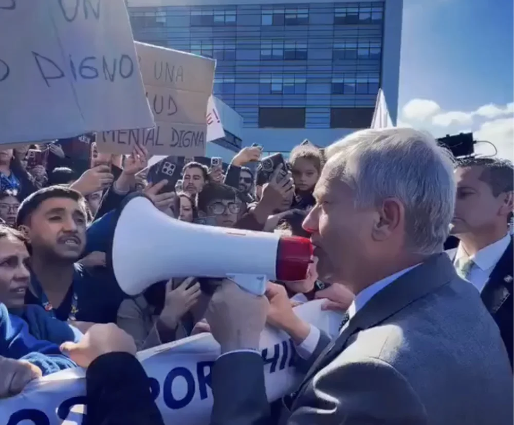 Presidente Kast enfrenta manifestantes en Temuco