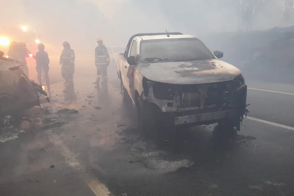 Camioneta quemada en plena Ruta 5 sur