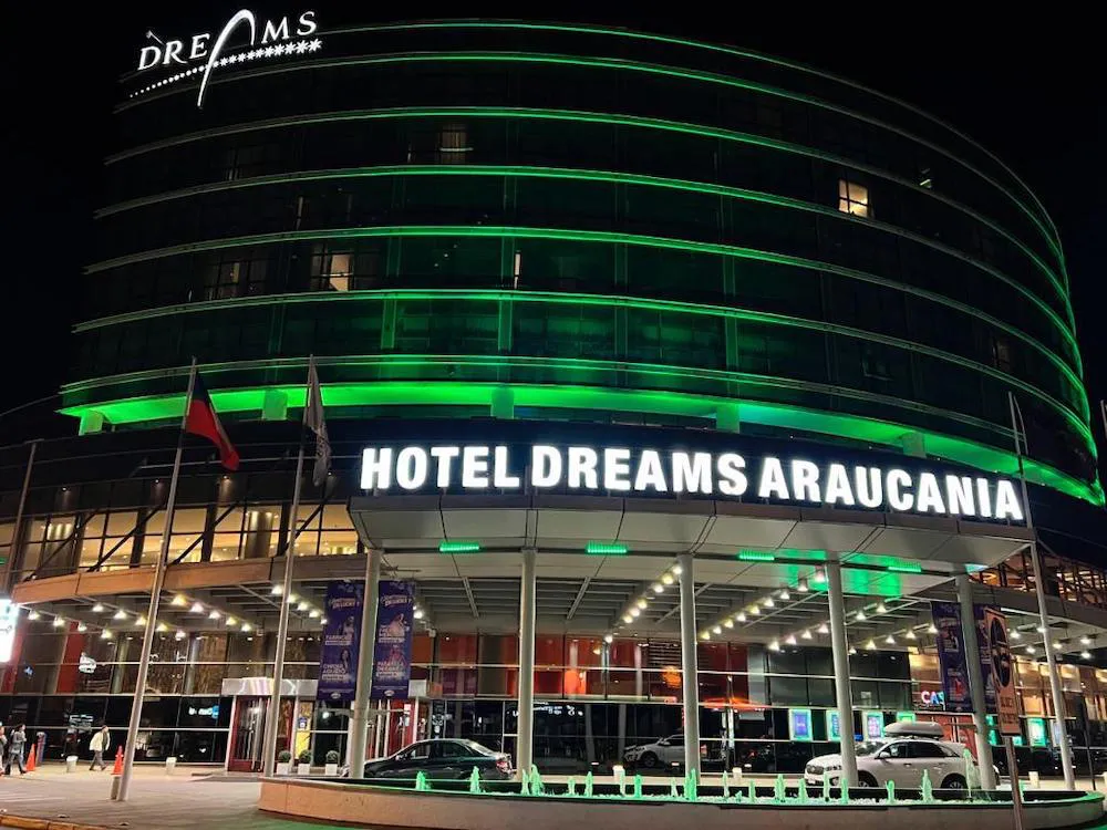 Dreams Temuco iluminado