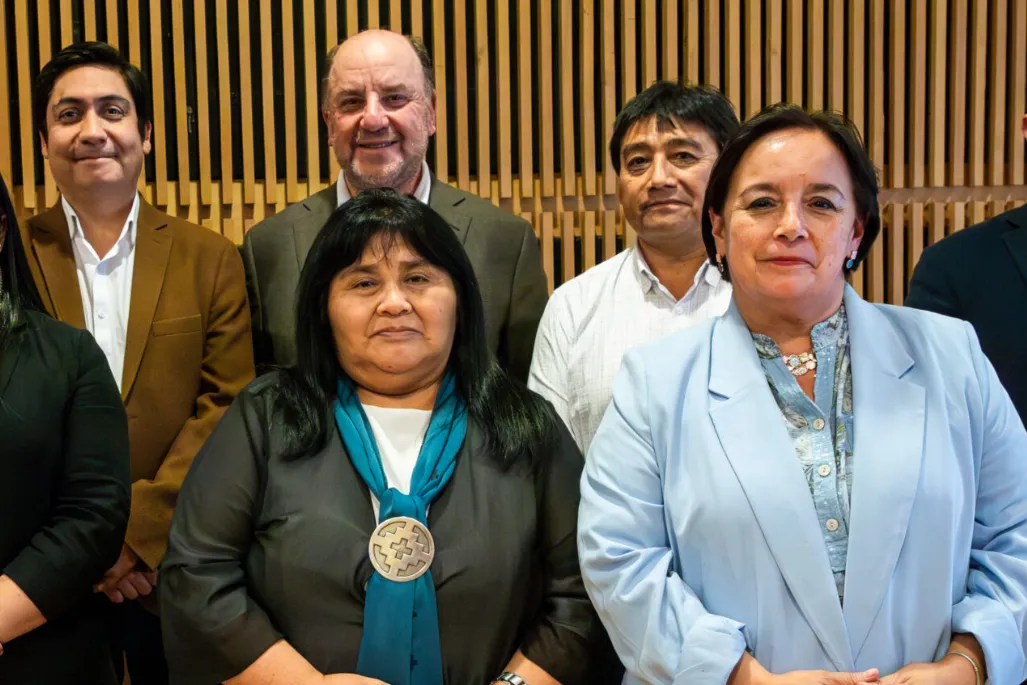 Senadora Aravena con parte de la Comision por la Paz y el Entendimiento