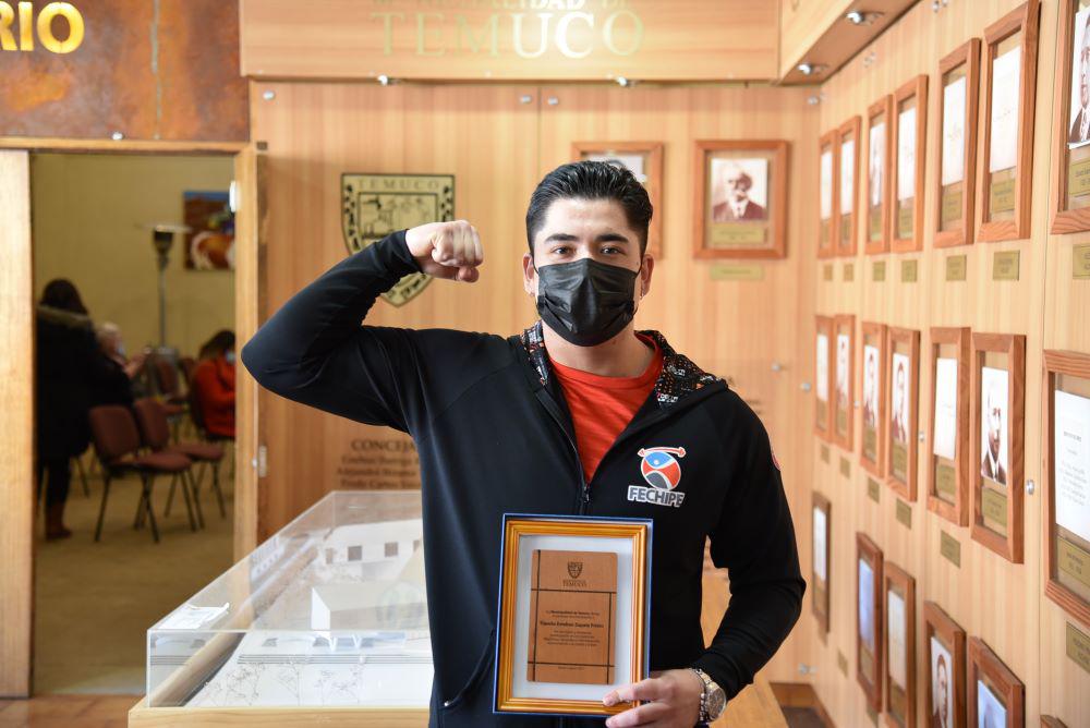 Concejo Municipal de Temuco homenajea a destacado pesista Camilo Zapata