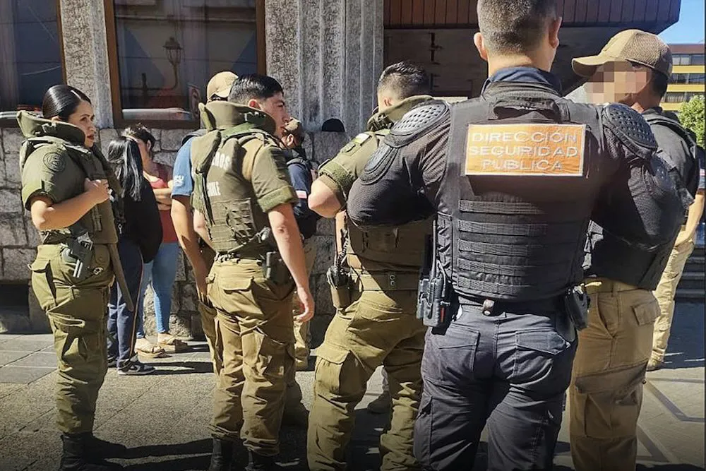 Seguridad municipal y Carabineros impiden pelea en las afueras de establecimiento educacional