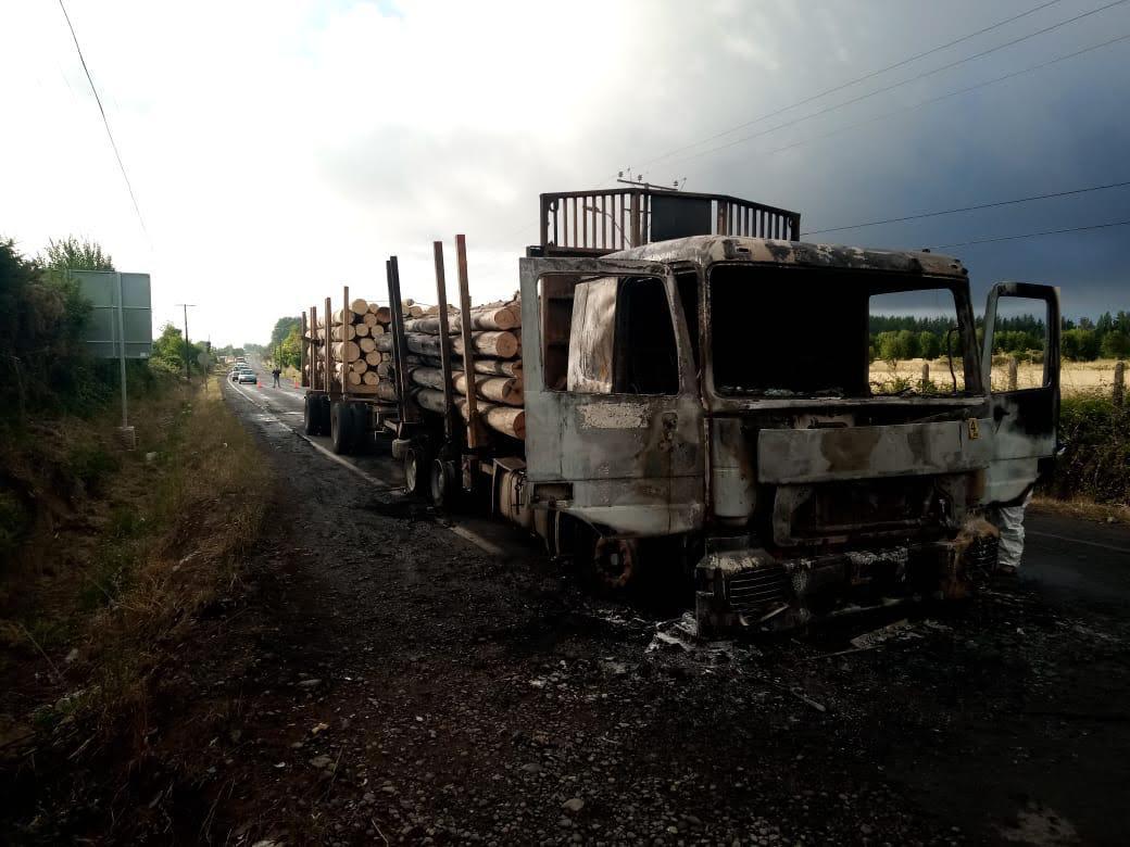 Camión quemado en Huichahue.