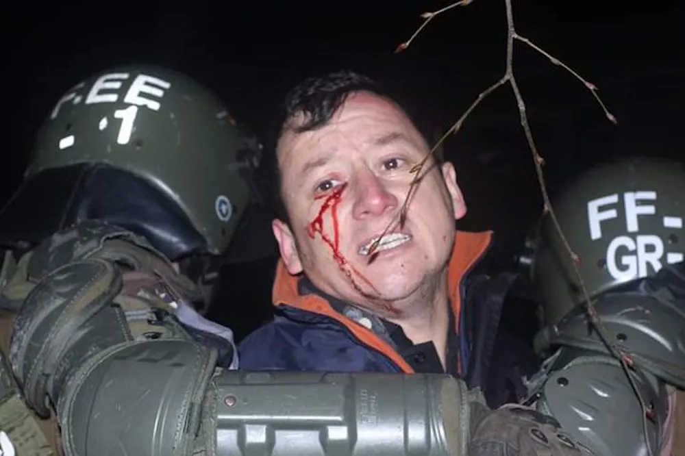 Carlo Morales Ufromedios es agredido y detenido por Carabineros