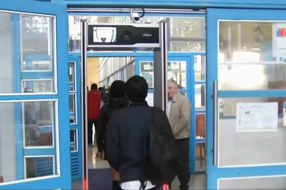 Detector de metales en liceo de Temuco
