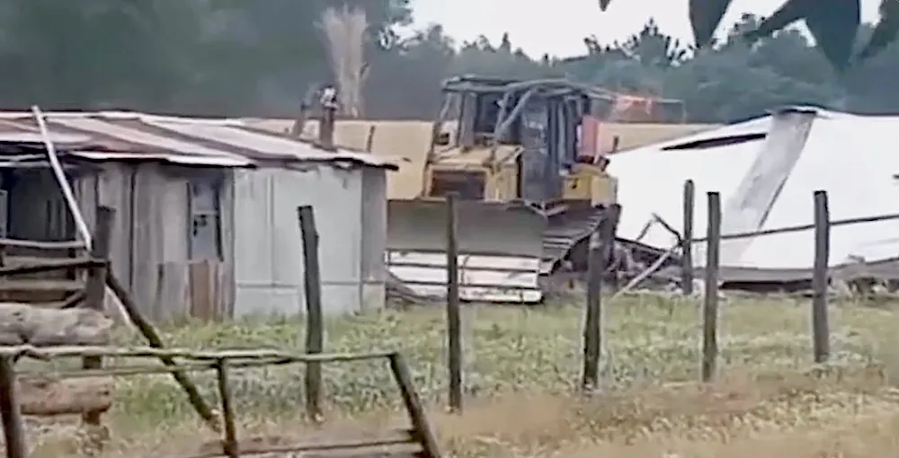 Bulldozer destruye casas en ex fundo La India