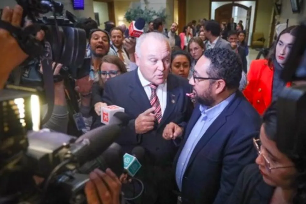 Diputado Becker aborda al ministro de Educacion